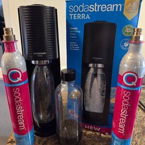 soda Stream classic sparkling water maker with 2 bottles and 2 cylinders